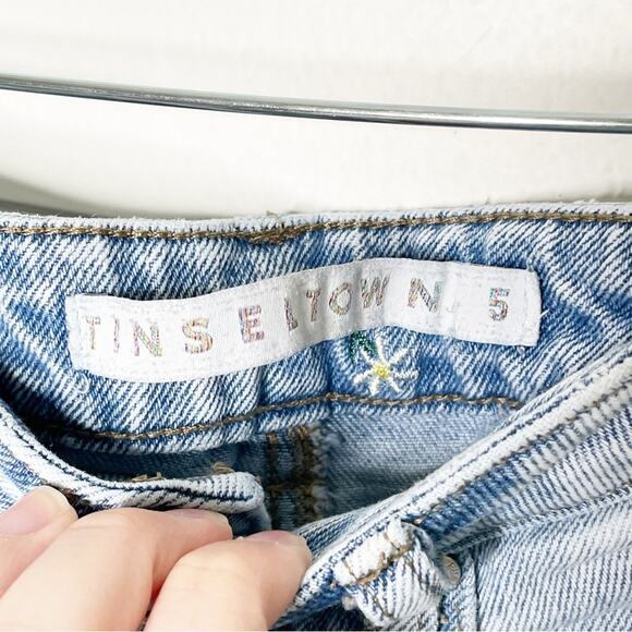 Tinseltown High Waist Daisy Embroidered Distressed Mom Jeans Light Wash Size 5 - Picture 7 of 12